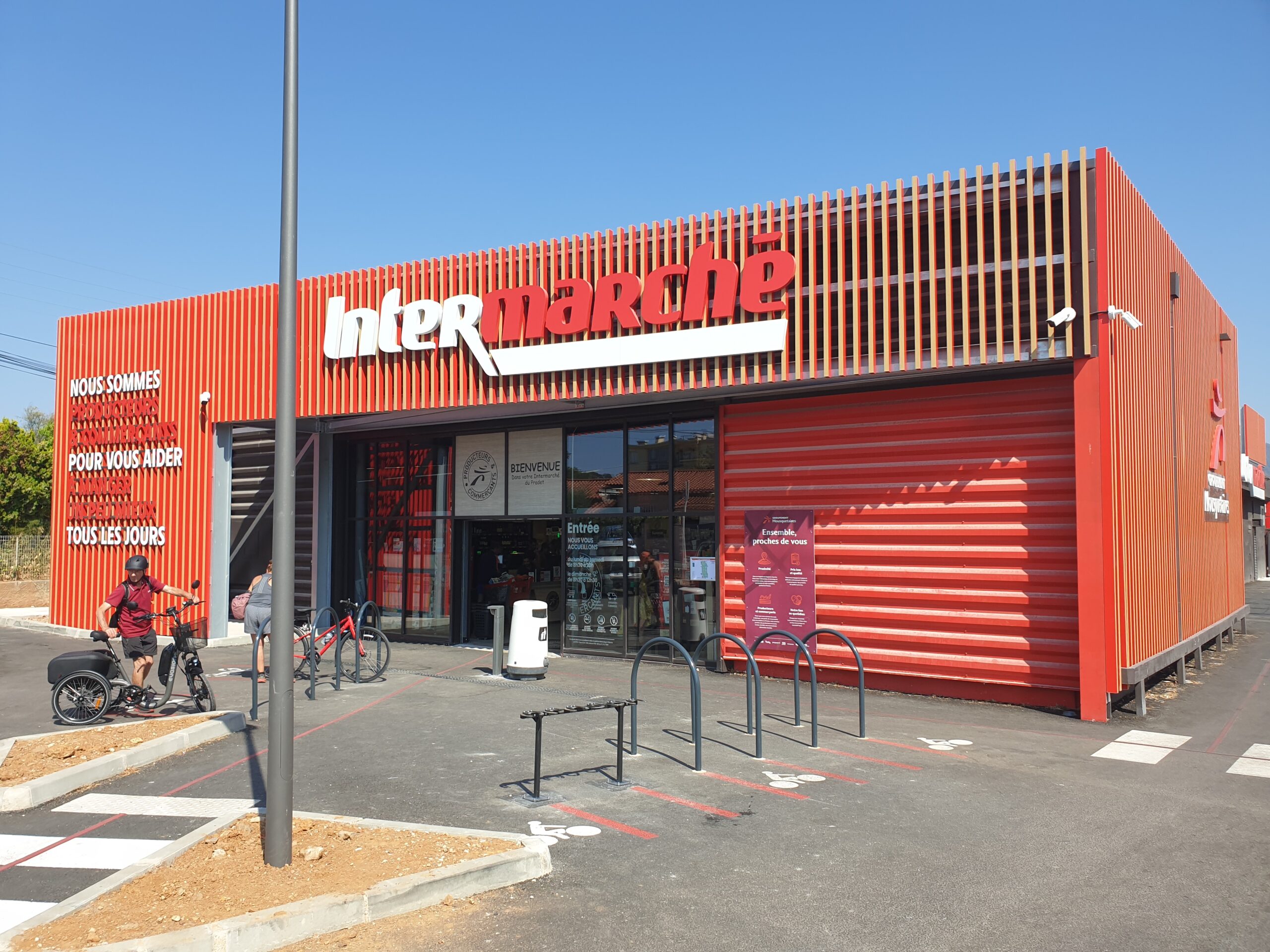 Façade du supermarché Intermarché du Pradet en France photographiée en août 2025.